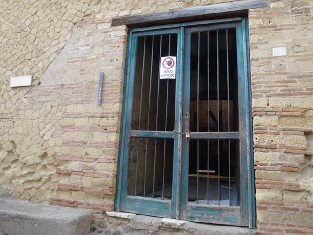 IV.21 Herculaneum, October 2012. Looking towards entrance doorway. Photo courtesy of Michael Binns.